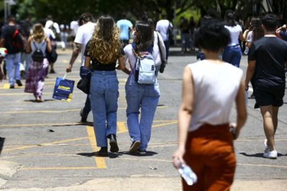 Curso gratuito de energia solar em Goiânia oferece R$ 2,5 mil que cumprirem 80% de frequência