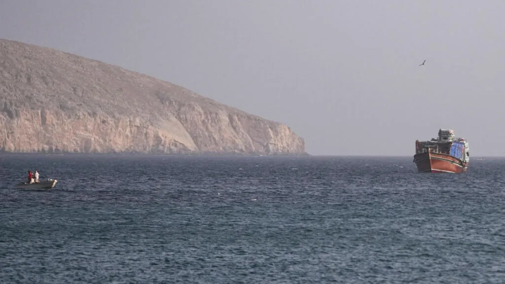 Reino Unido busca formar coalizão naval para segurança no Estreito de Ormuz