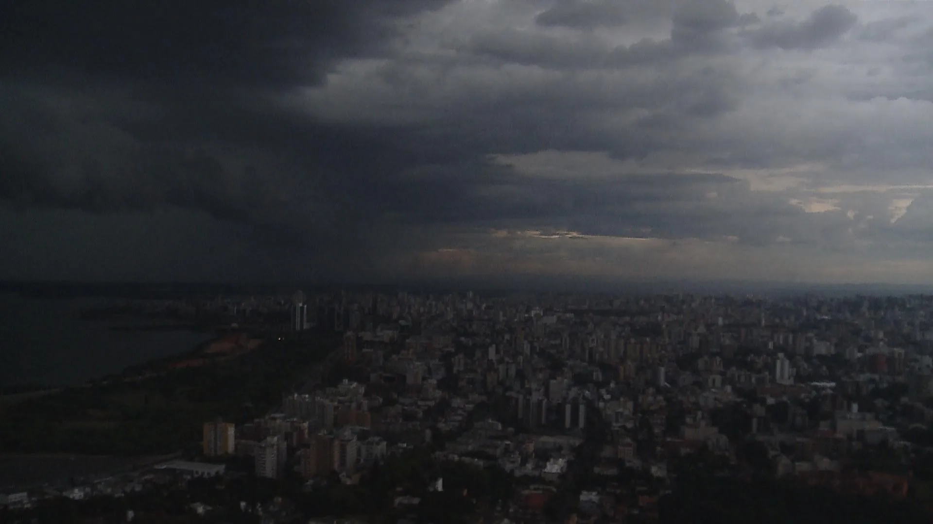 Frente fria ligada a ciclone mantém chuva forte e traz chance de neve ao Sul; temperaturas vão despencar no Sudeste