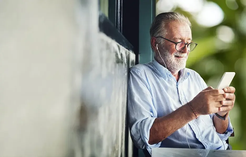 Pela primeira vez, mais de 80% dos idosos goianos usam internet