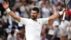 Djokovic supera limites em vitória emocionante nas quartas de final