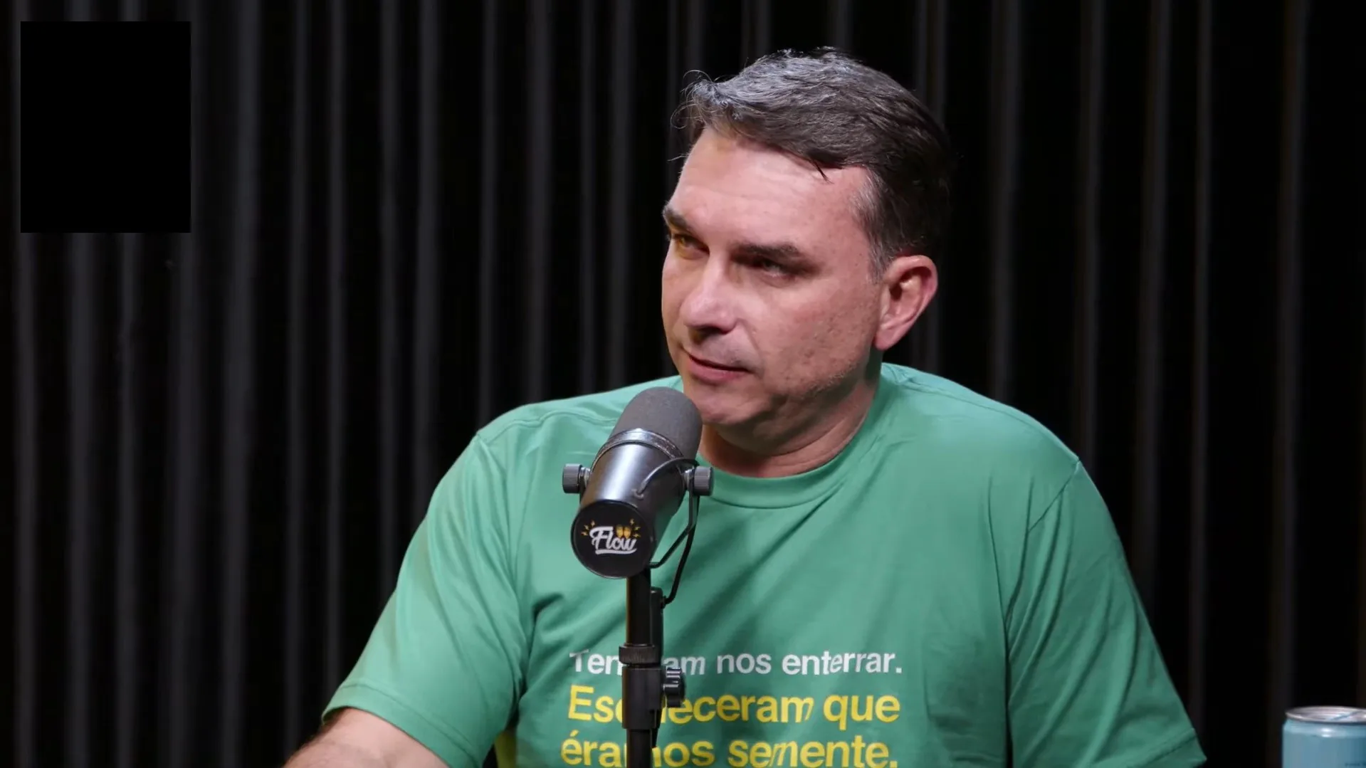 Flávio Bolsonaro nega relação com ex-primeira-dama Michelle