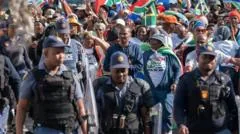 Equipes policiais especiais investigam assassinato de líder anti-imigrante na África do Sul