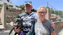 Casal britânico retorna a vila afetada por incêndio mortal na Espanha