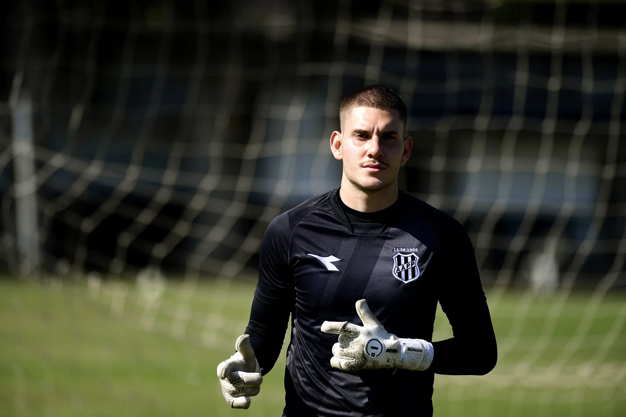 Novo goleiro titular da Ponte cita início de atacante e por que mudou de posição