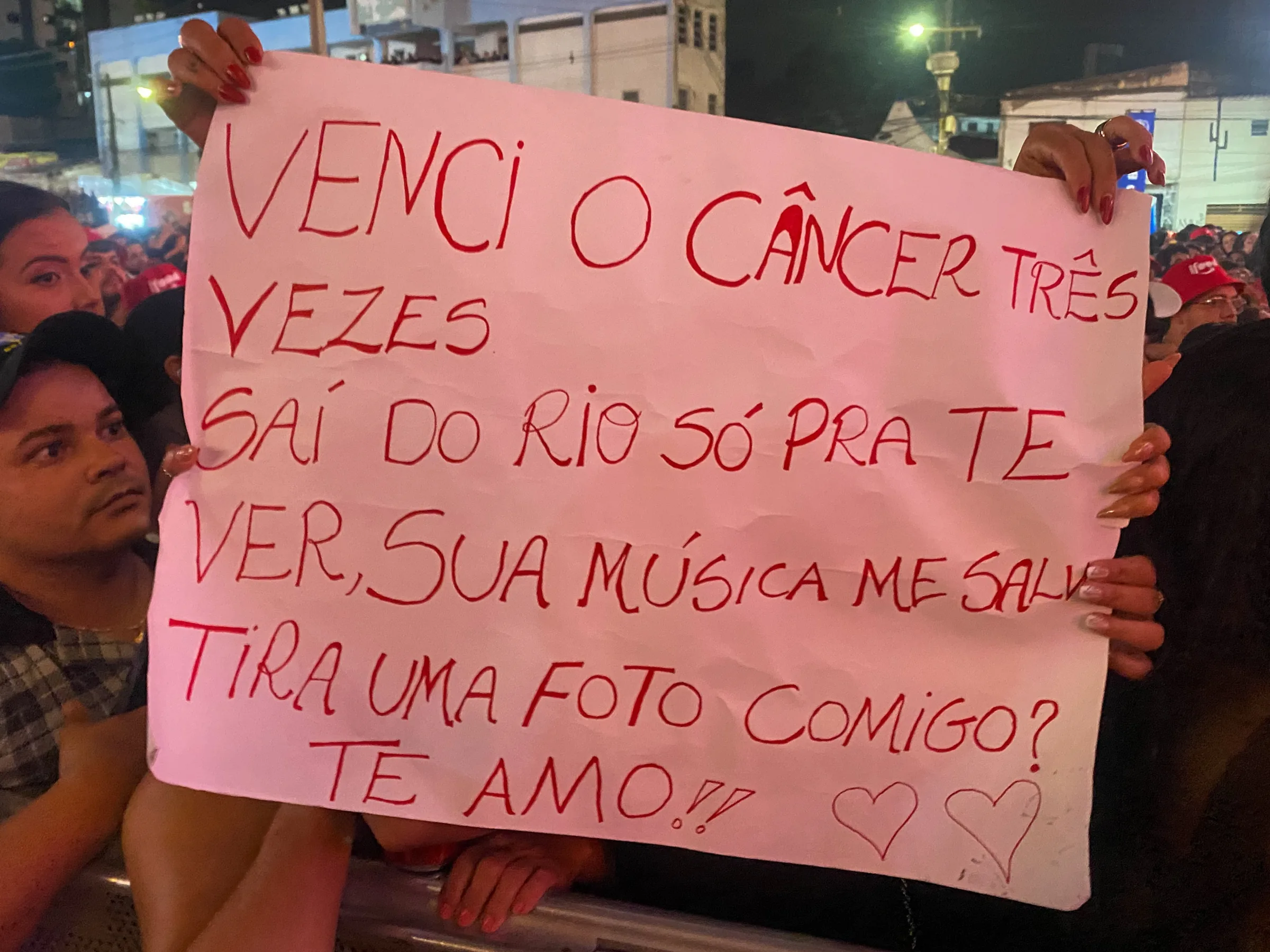 Fã que superou câncer viaja do Rio para ver Pablo em Campina Grande