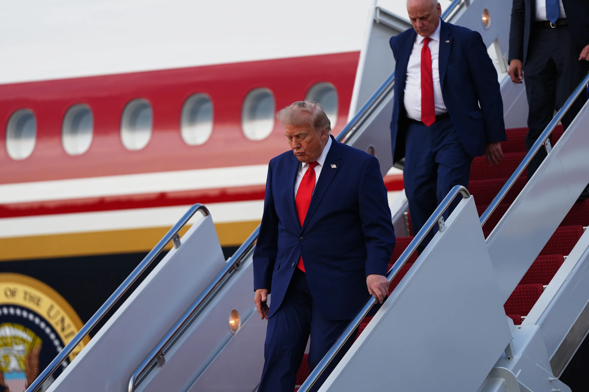 Como falha do novo Air Force One levou Trump a tentar 'caça às bruxas' contra jornalistas
