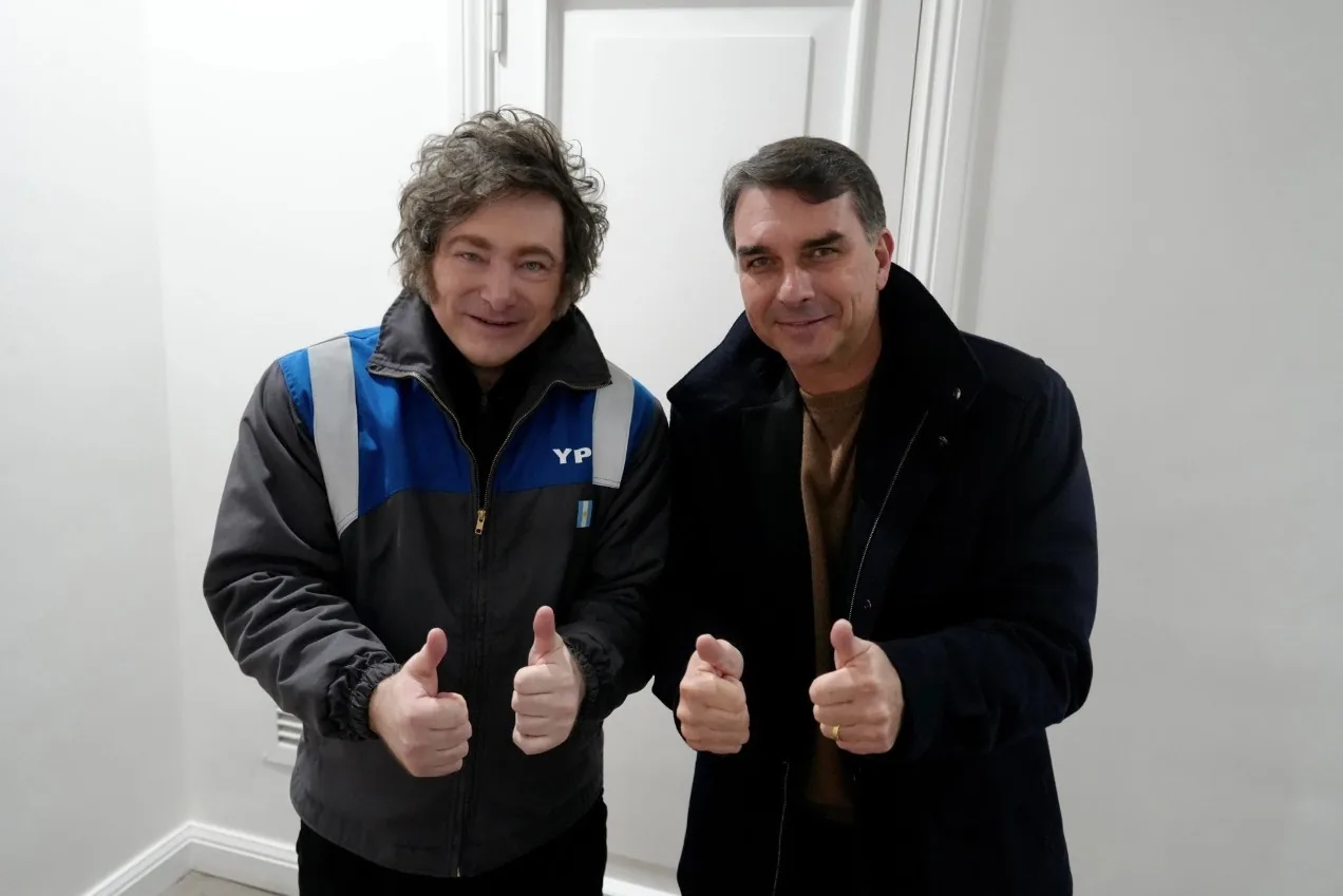 Javier Milei anuncia viagem ao Brasil para apoiar Flávio Bolsonaro