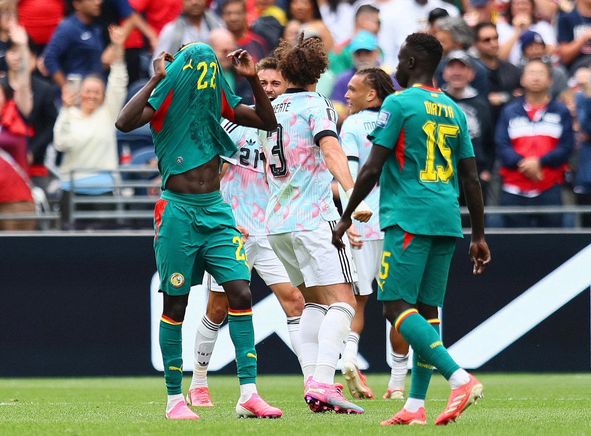 Técnico de Senegal evita polêmica sobre arbitragem e lamenta eliminação da Copa: "Isso dói"