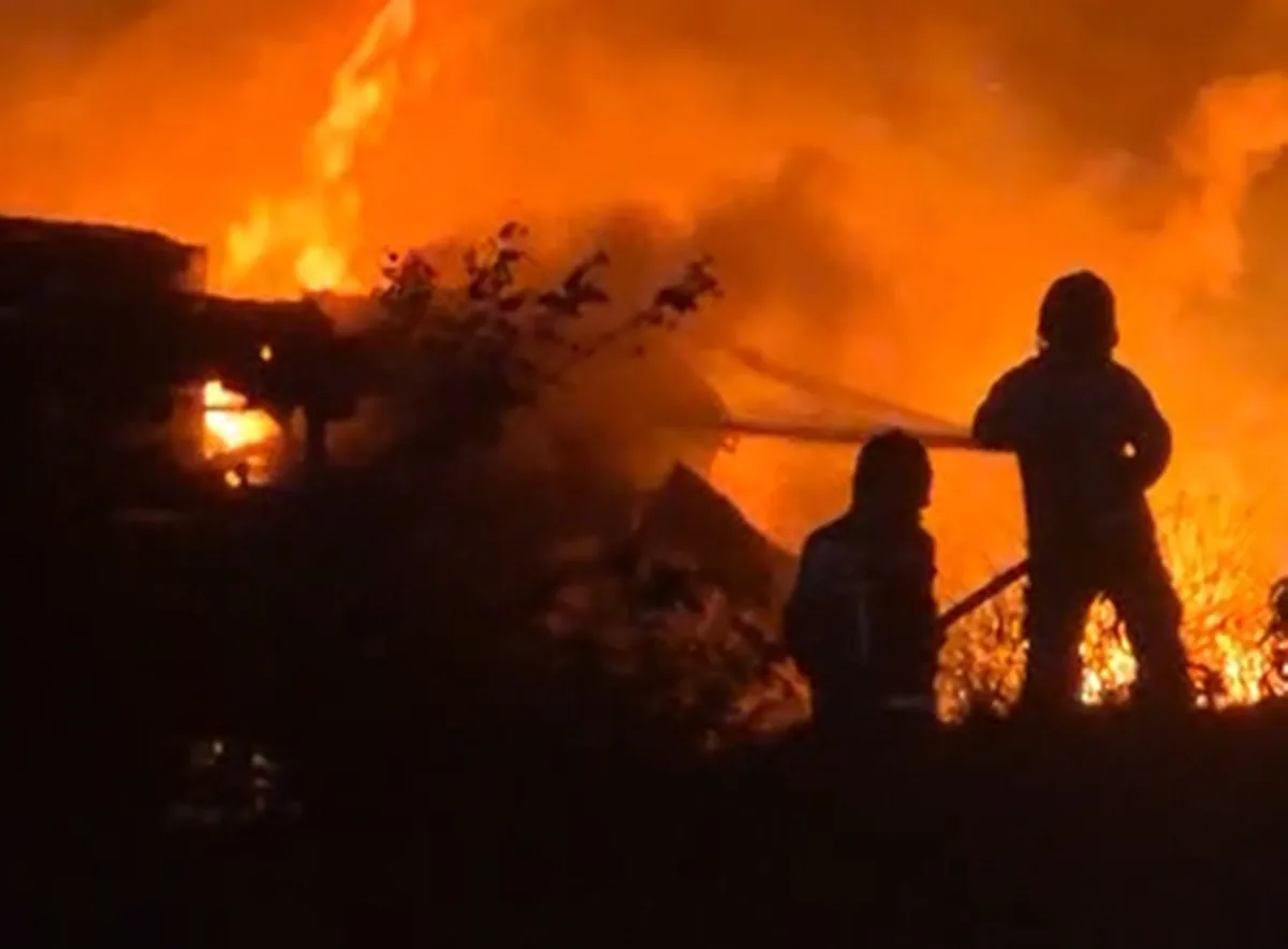 Carreta de combustível tomba e causa incêndio na Paraíba