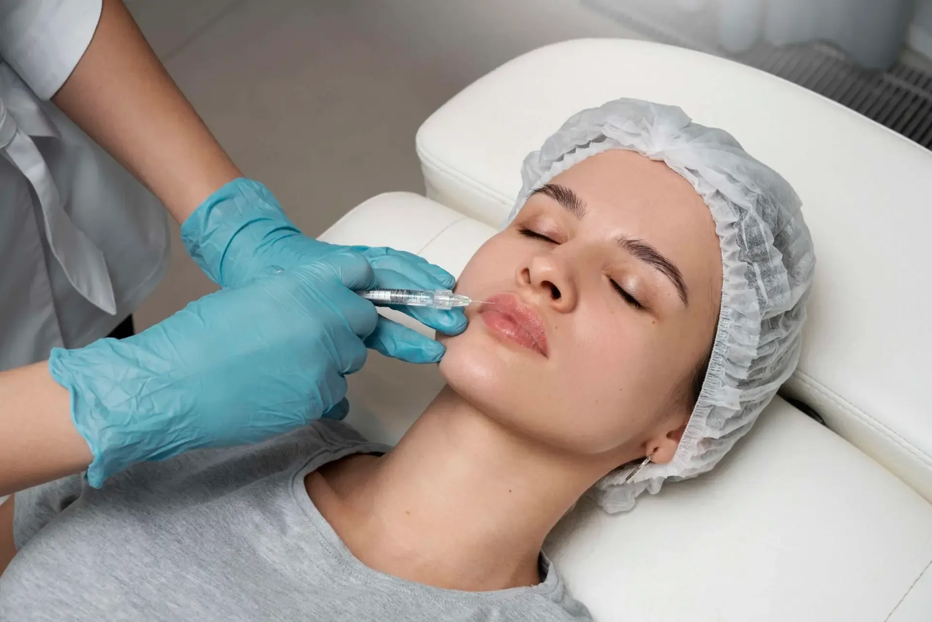 Dentistas ficam proibidos de usar PMMA para fins estéticos; resolução cita risco de cegueira e outras complicações