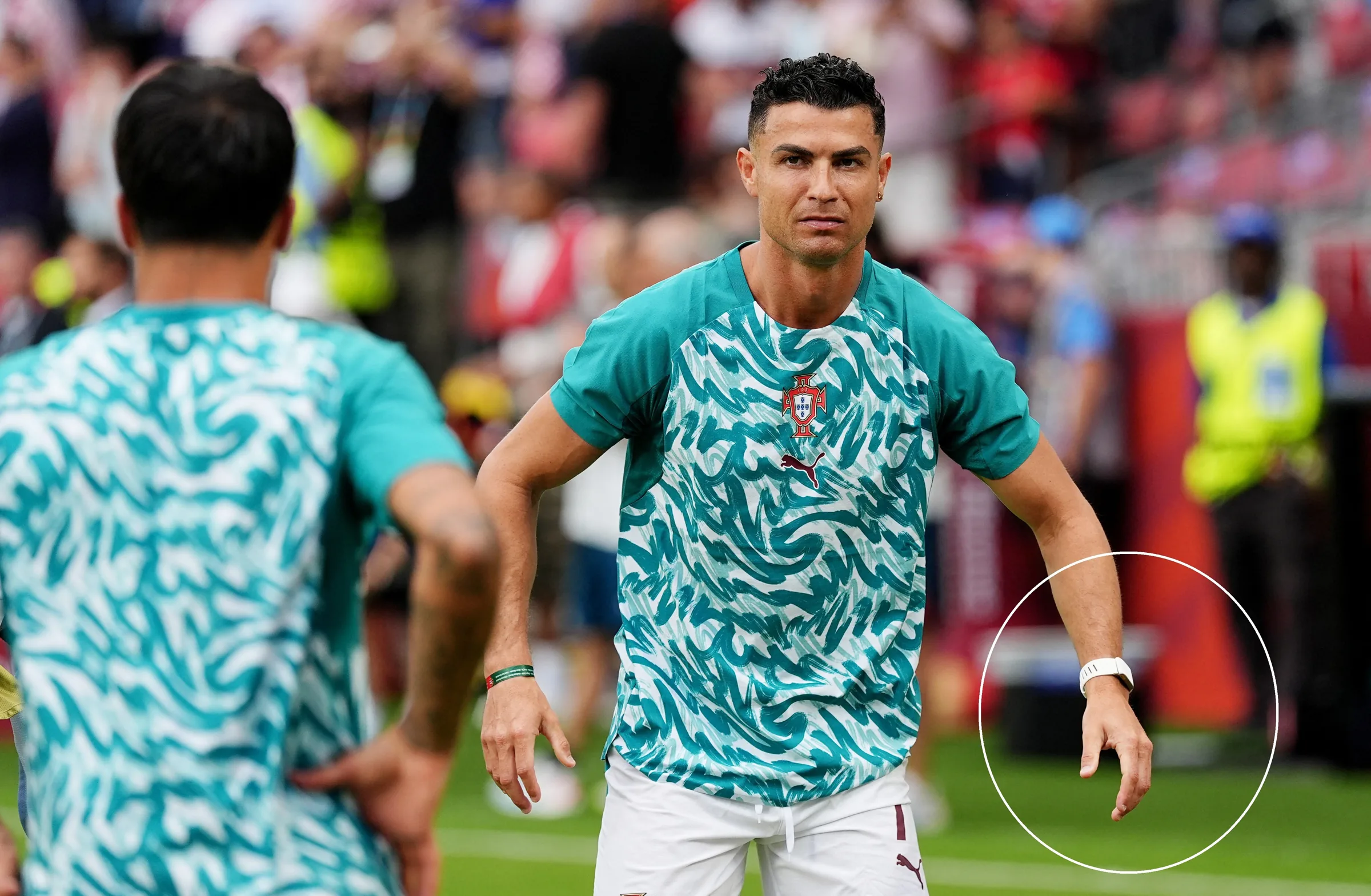Cristiano Ronaldo utiliza rastreador Whoop durante aquecimento