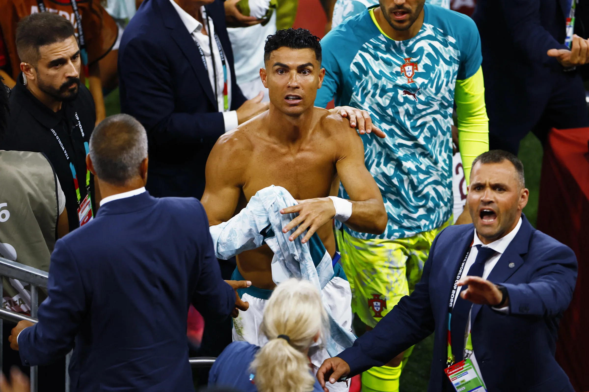 Cristiano Ronaldo entrega camisa para irmã durante Copa do Mundo