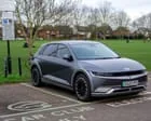 Motoristas de carros elétricos enfrentam multas por estacionamento