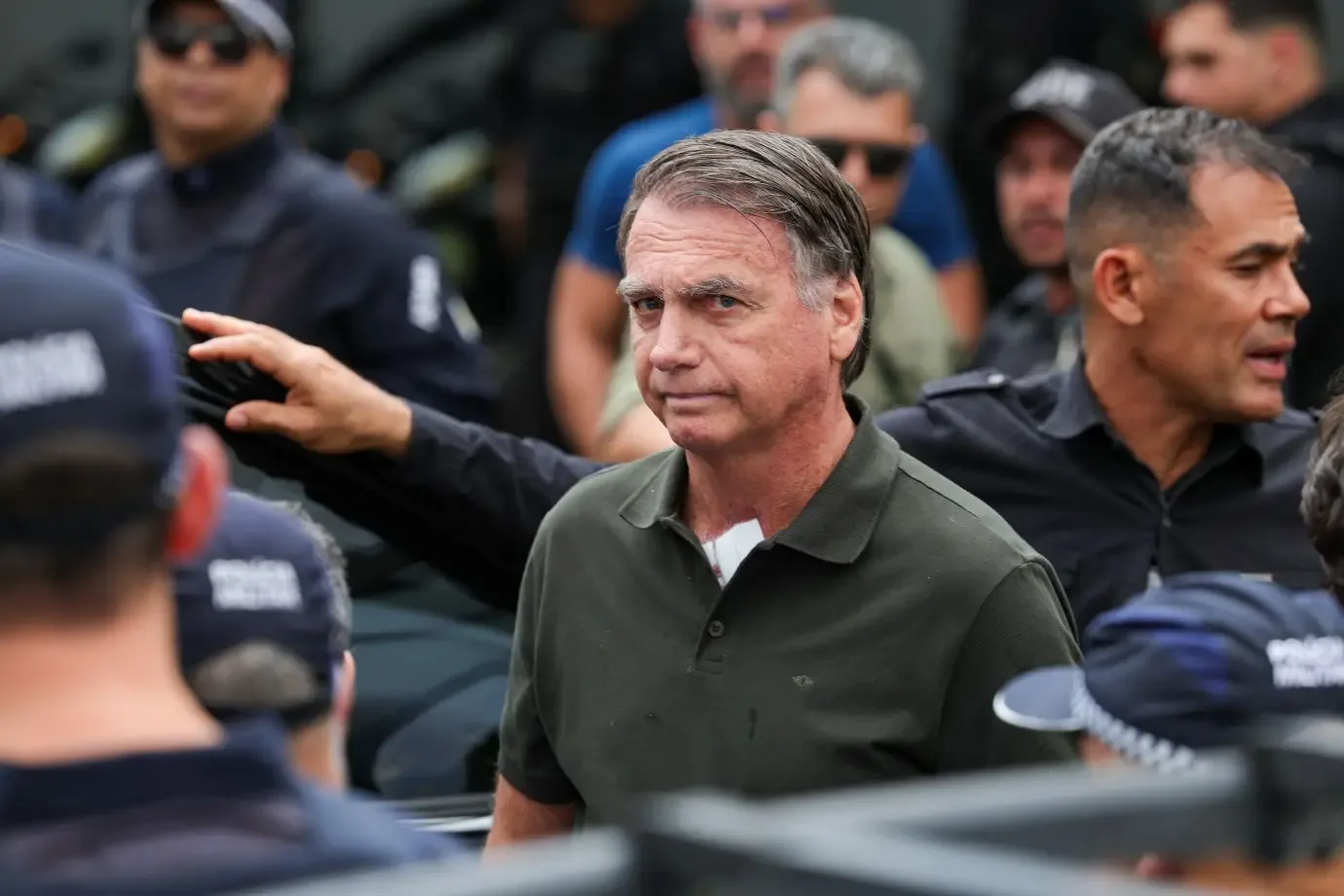 Moraes mantém prisão domiciliar de Bolsonaro e proíbe visitas político-eleitorais