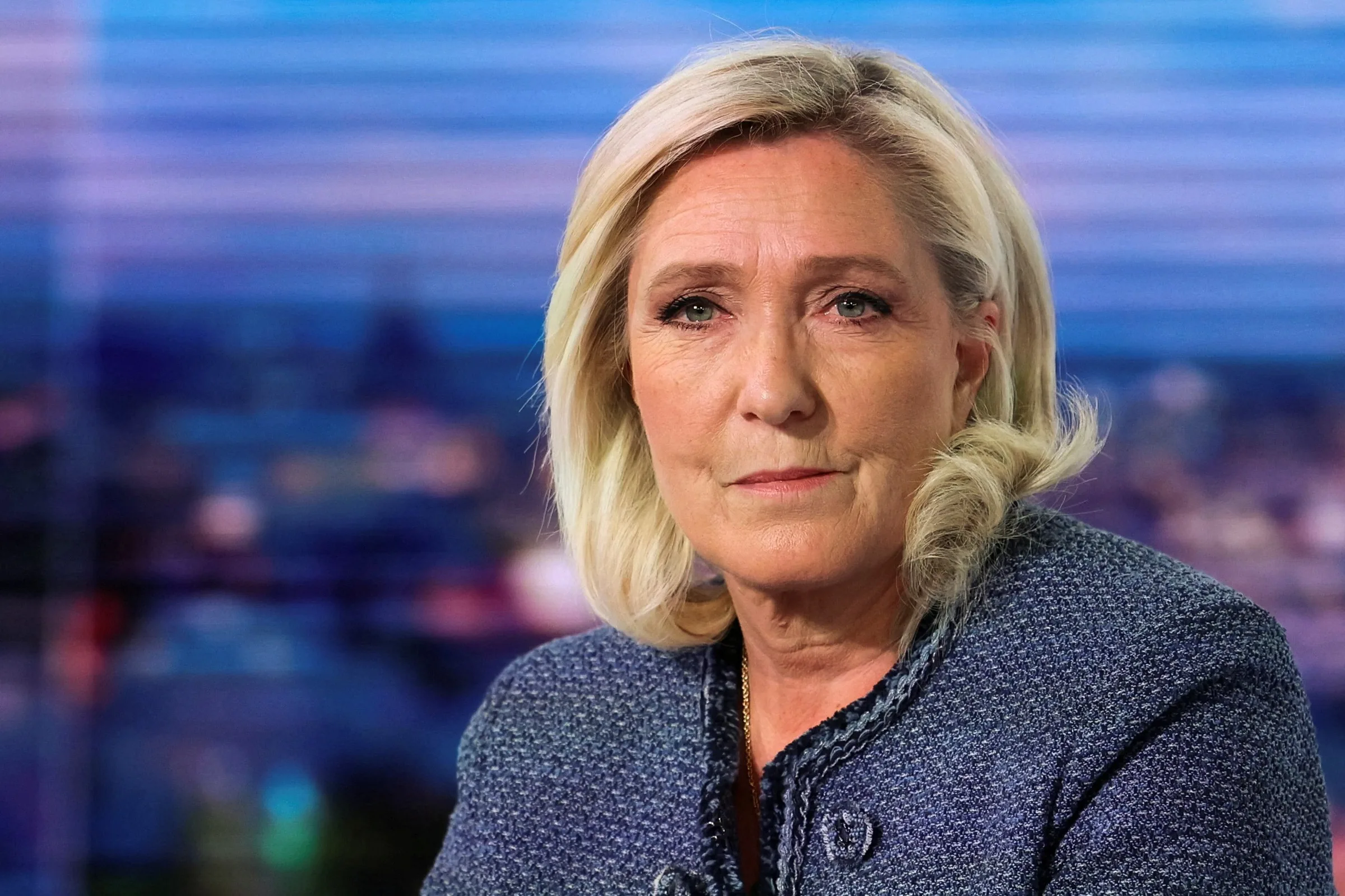 Justiça francesa mantém condenação de Marine Le Pen e impõe uso de tornozeleira, mas reduz período de inelegibilidade