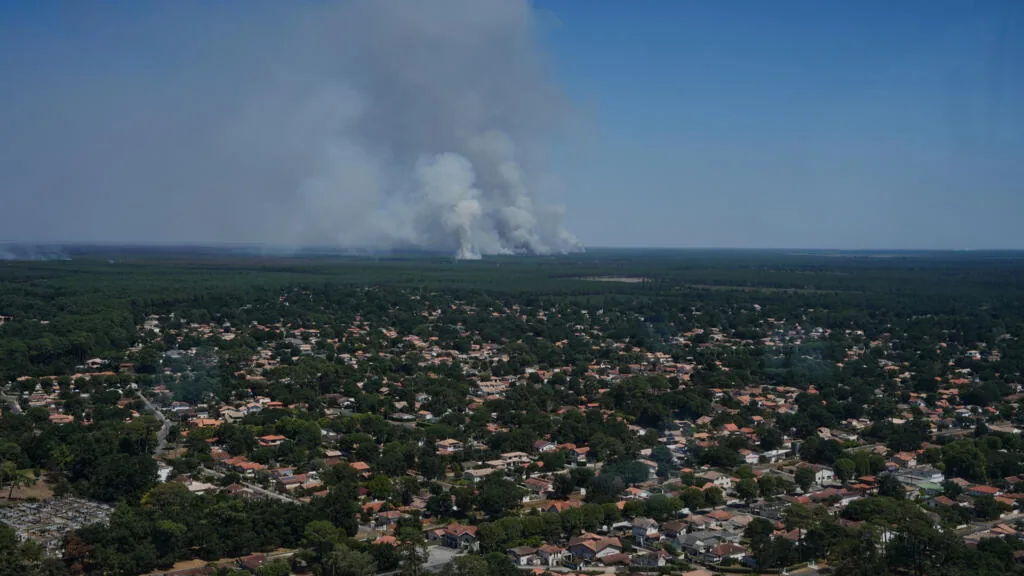 Incêndio florestal massivo no sudoeste da França está sob controle