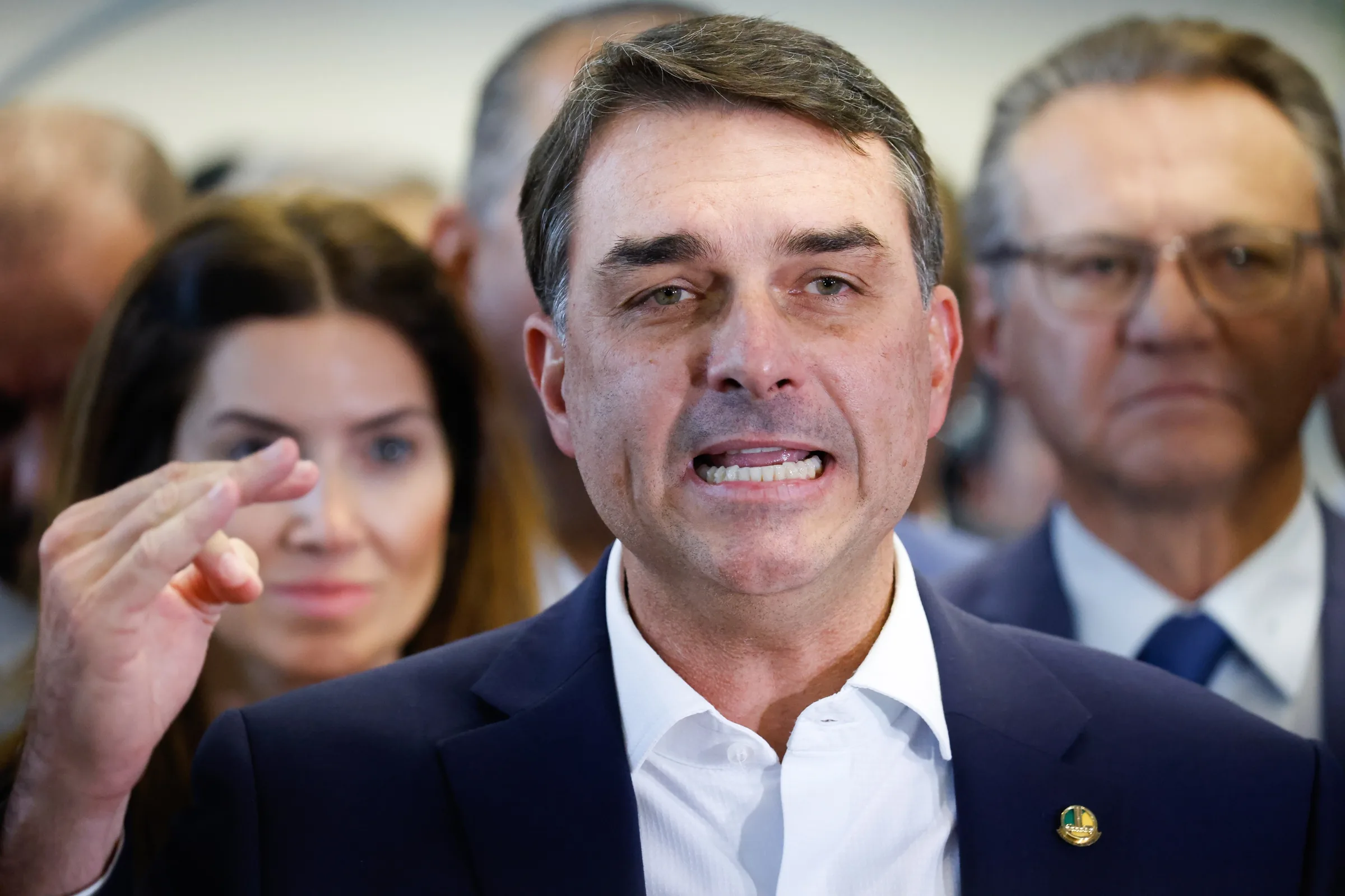 Flávio Bolsonaro critica Lula após sobretaxa dos EUA a produtos brasileiros