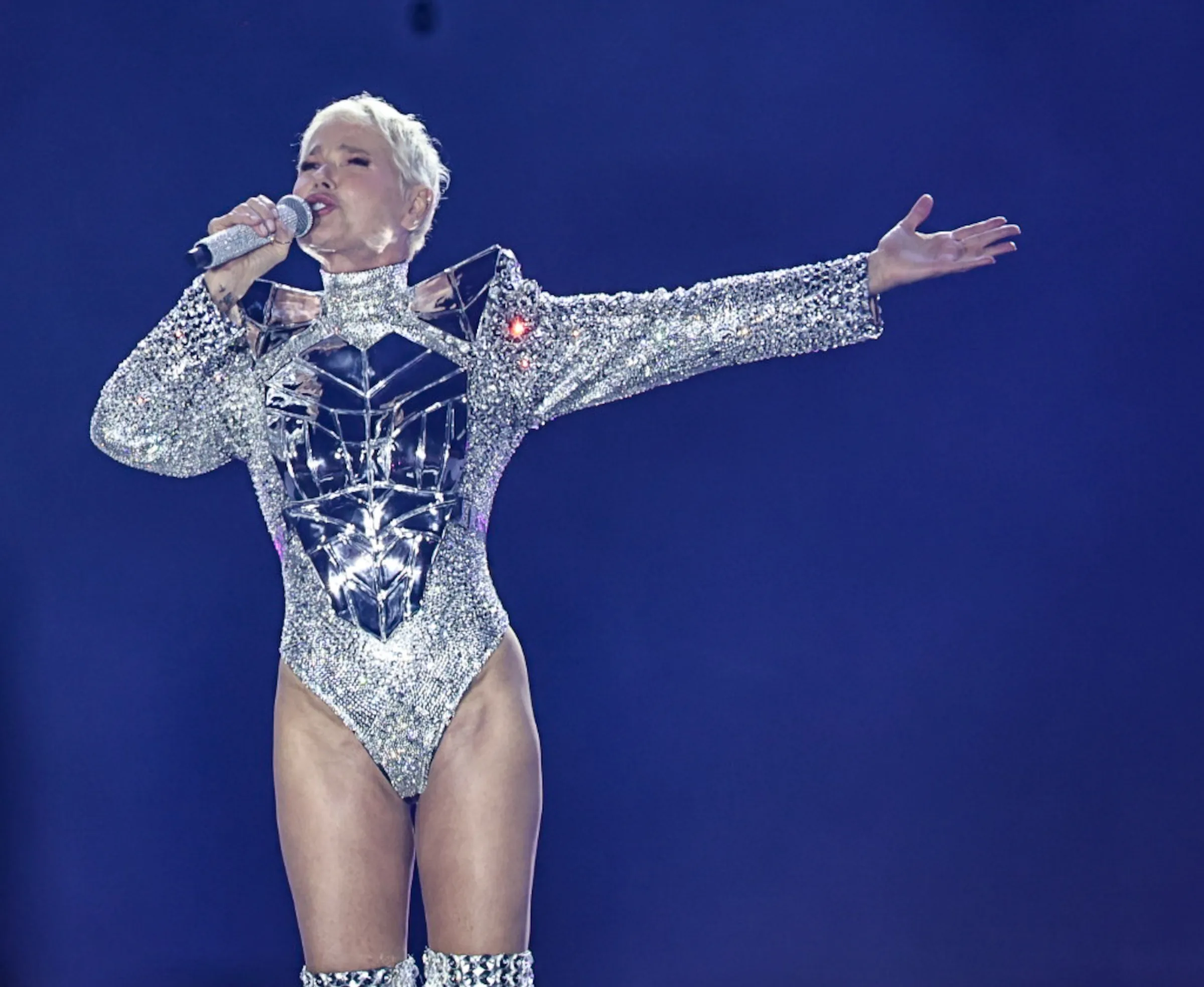 Xuxa ironiza críticas ao figurino da turnê 'O Último Voo da Nave'