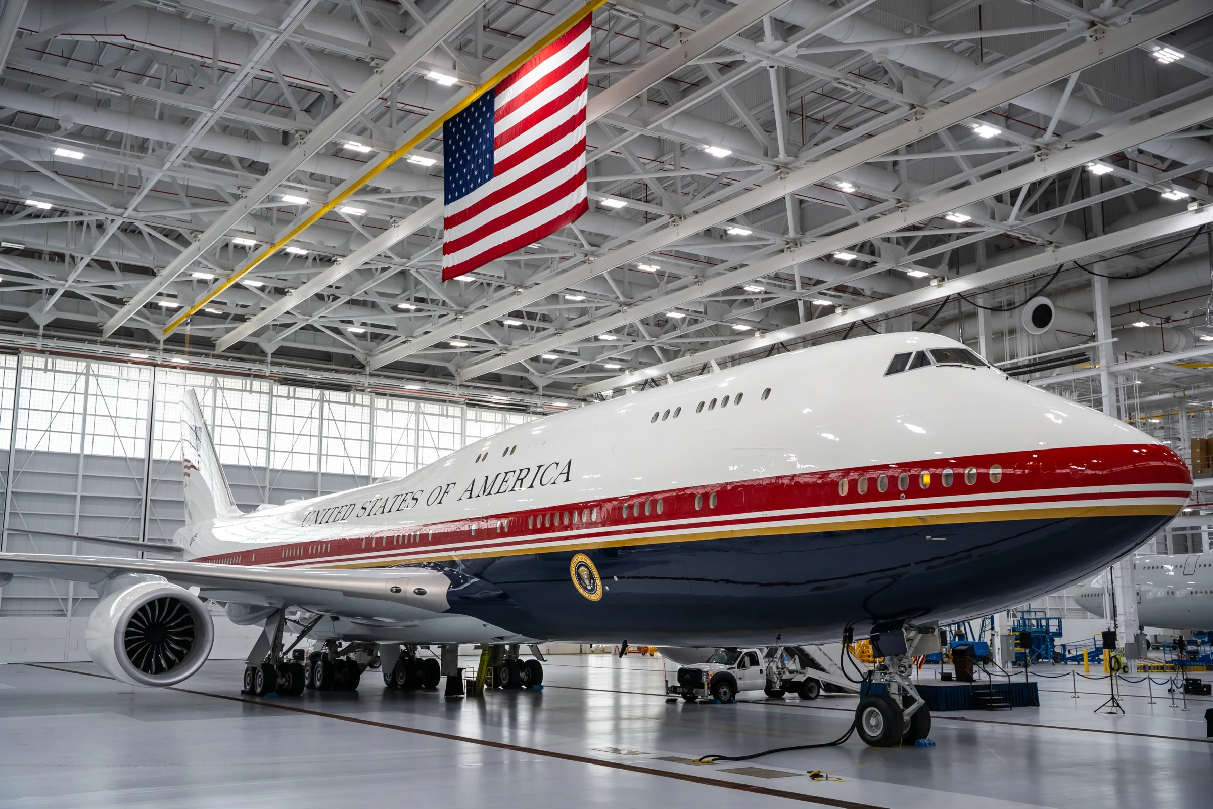 Trump usa antigo Força Aérea Um para deixar Turquia e envia nova aeronave, presente do Catar, para bases dos EUA na Europa
