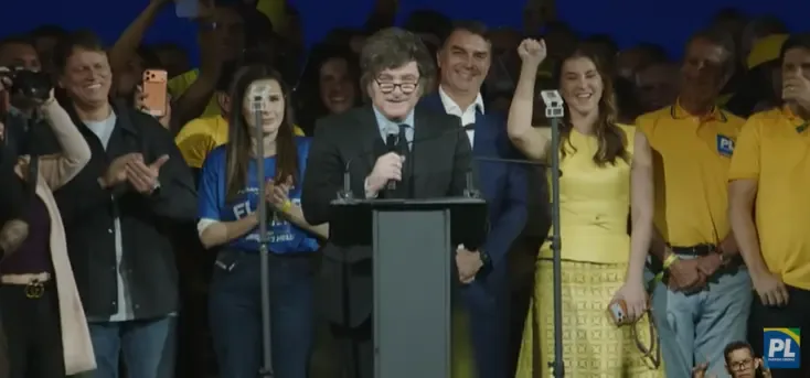 Em convenção do PL, Milei dança com Flávio Bolsonaro; veja vídeo