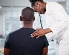 Médicos negros na Inglaterra têm quatro vezes menos chances de treinamento que brancos