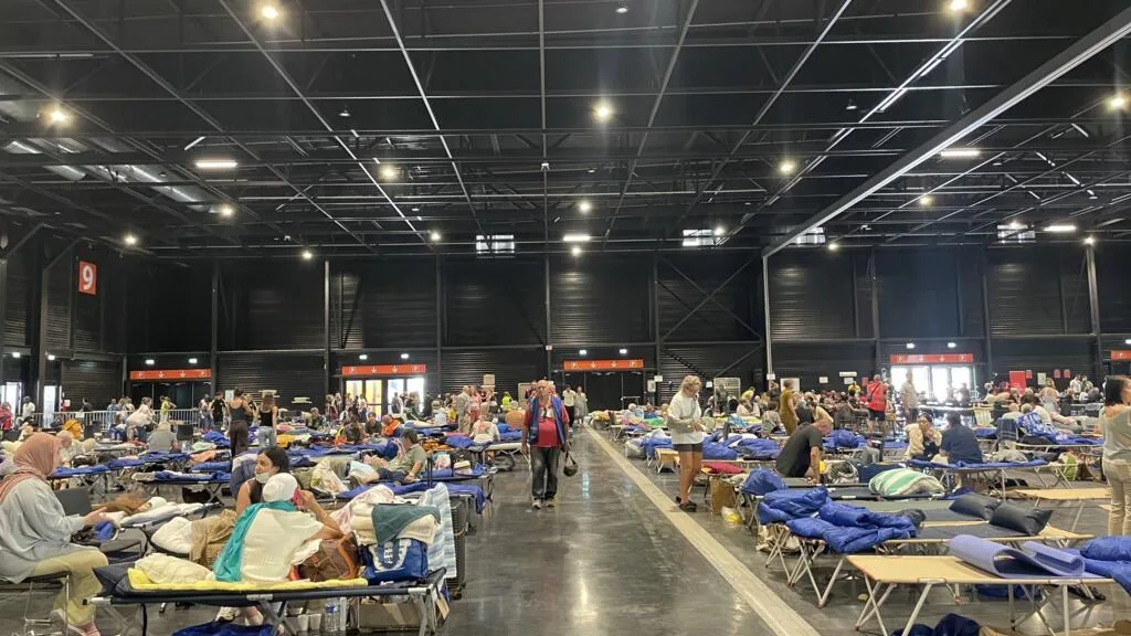 Voluntários animam evacuees em Bordeaux após incêndios na França