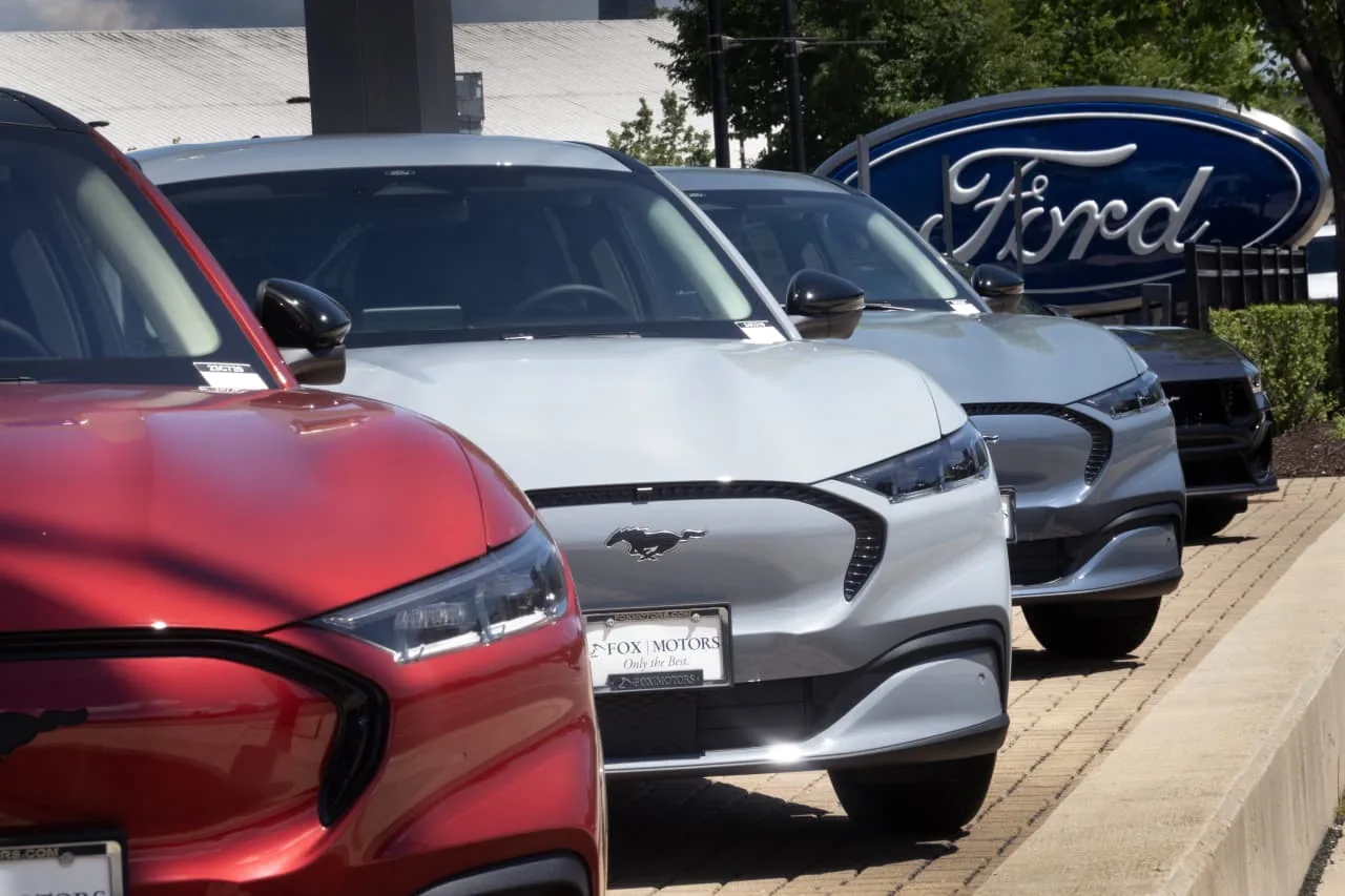 Ford se iguala à GM em estratégia e ações sobem