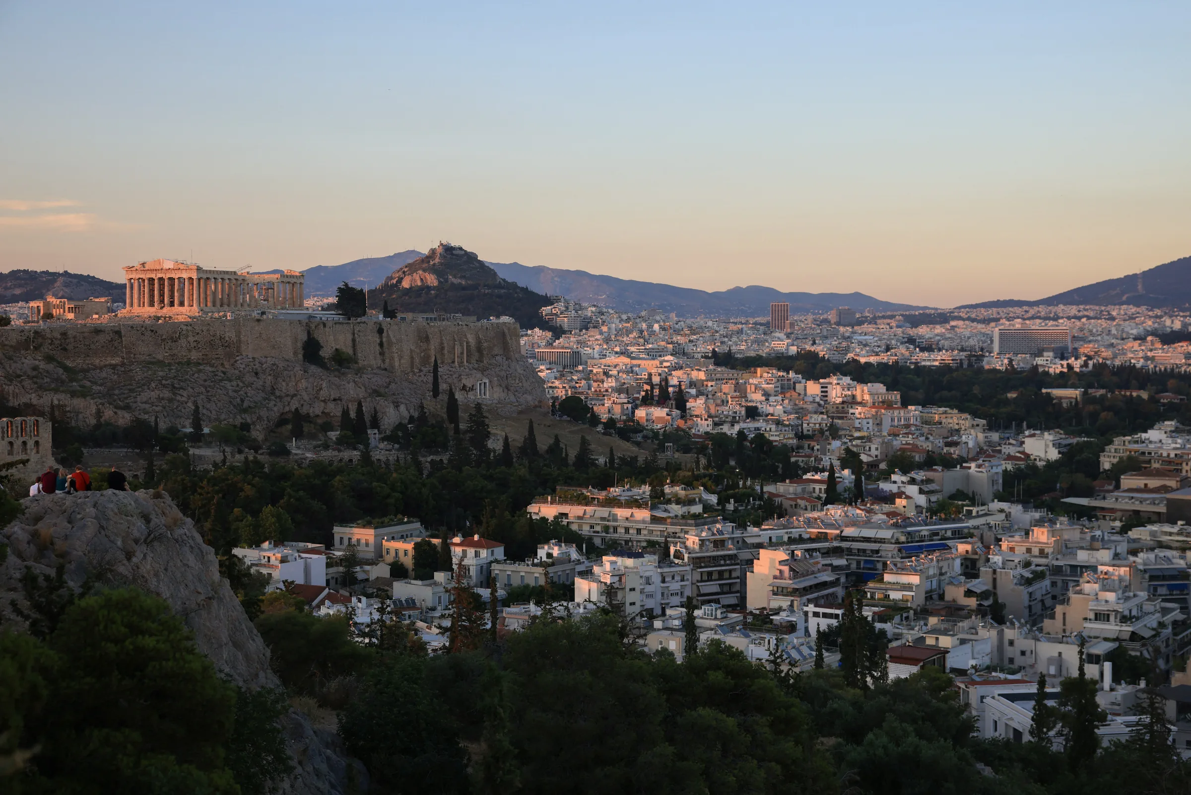 Homem esfaqueia turistas perto da Acrópole em Atenas, na Grécia