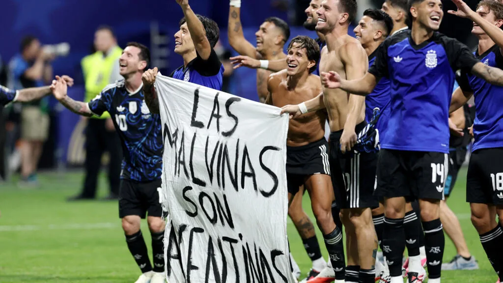 Moradores de Buenos Aires apoiam jogadores argentinos após banner das Malvinas