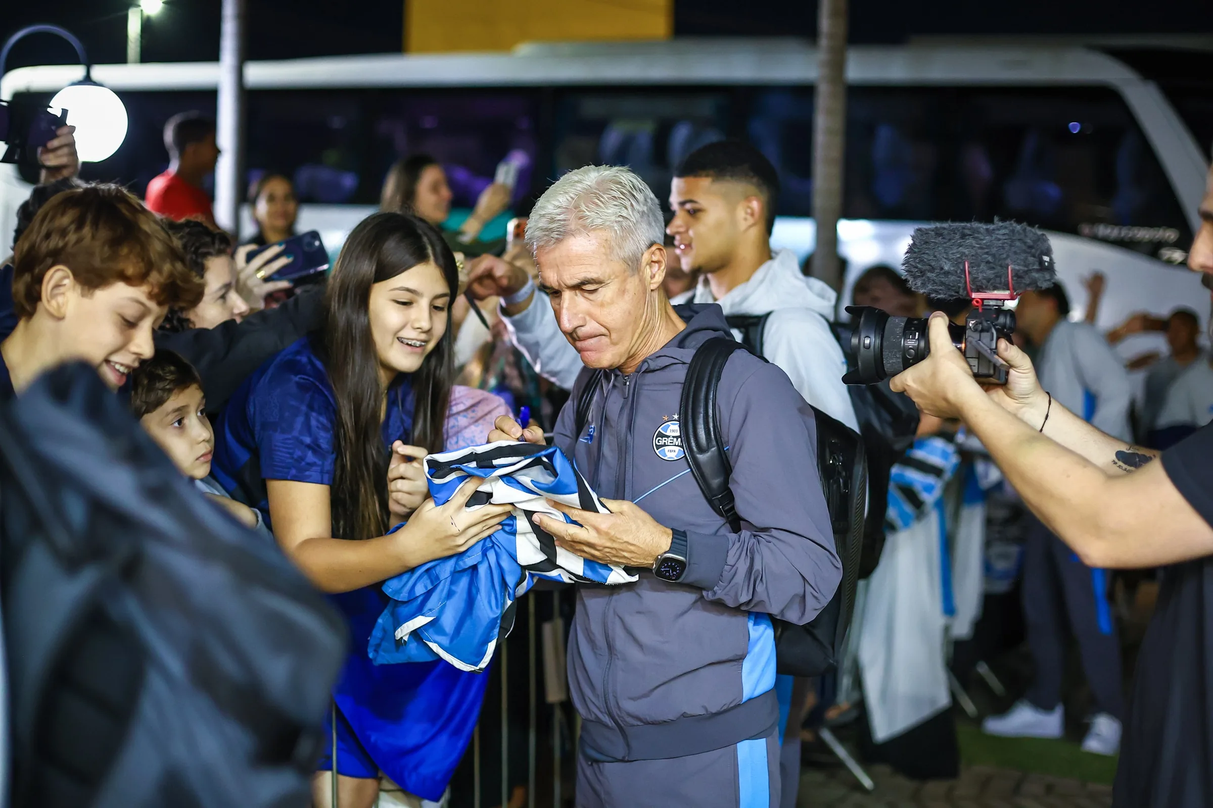 Luís Castro expressa preocupação com desempenho do Grêmio em amistoso