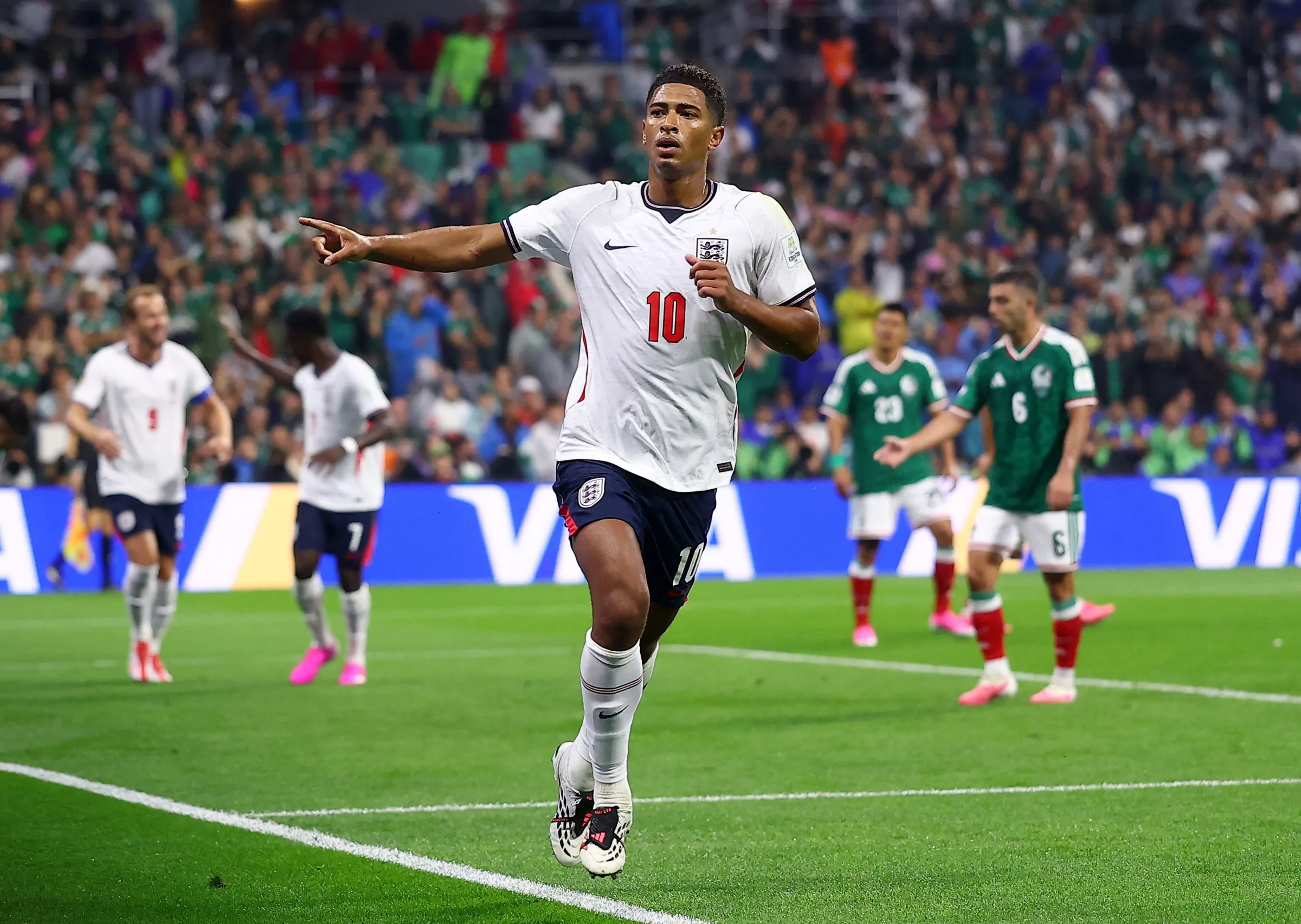 Imprensa inglesa exalta Bellingham após vitória no Azteca