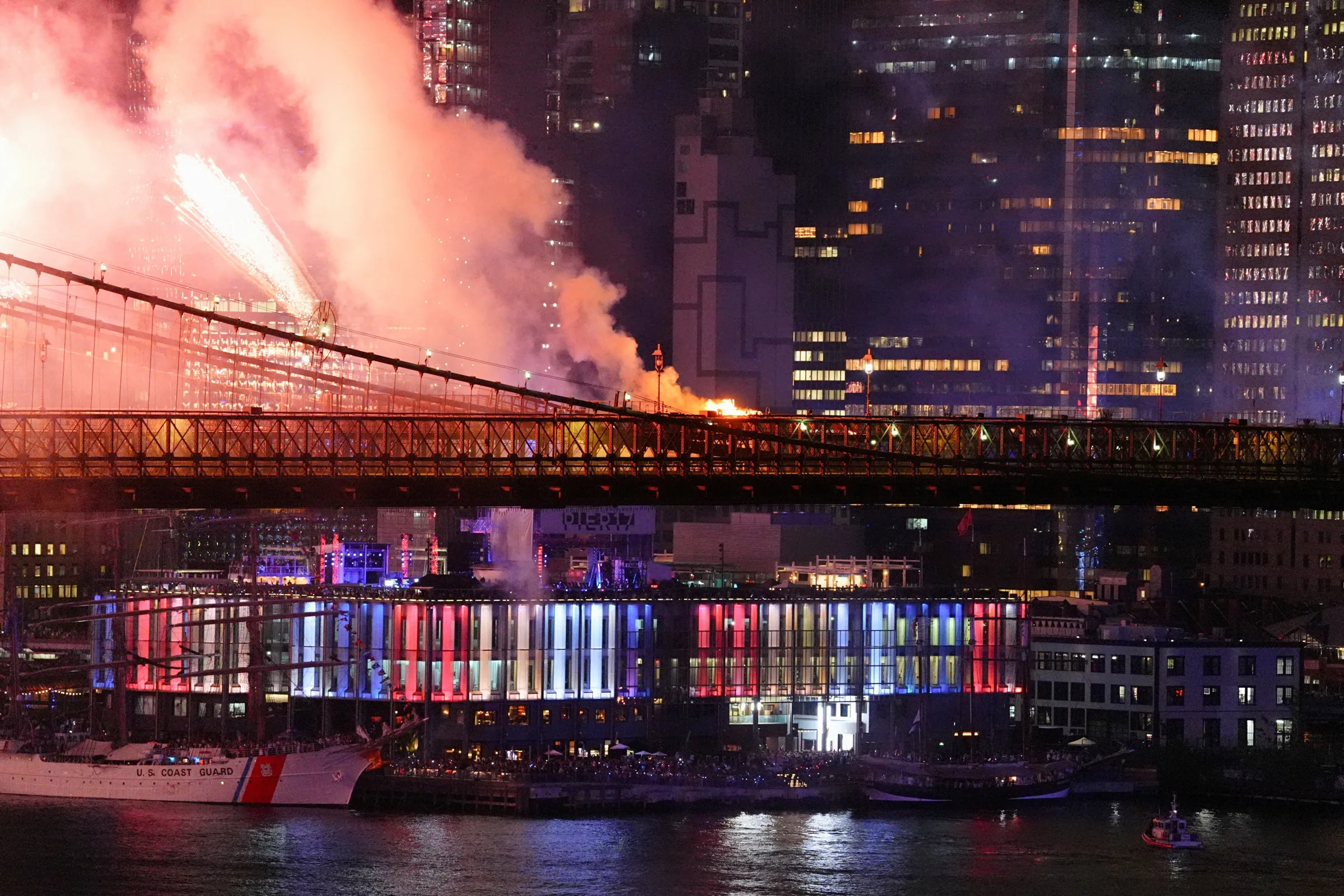 Incêndio atinge Ponte do Brooklyn durante celebrações do 4 de julho