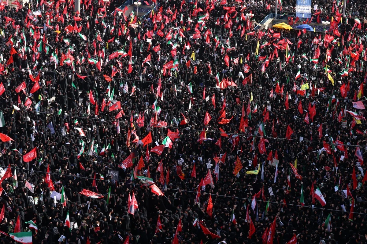 Funeral de Ali Khamenei: Milhares de fiéis comparecem à cerimônia exigindo 'vingança' contra Trump