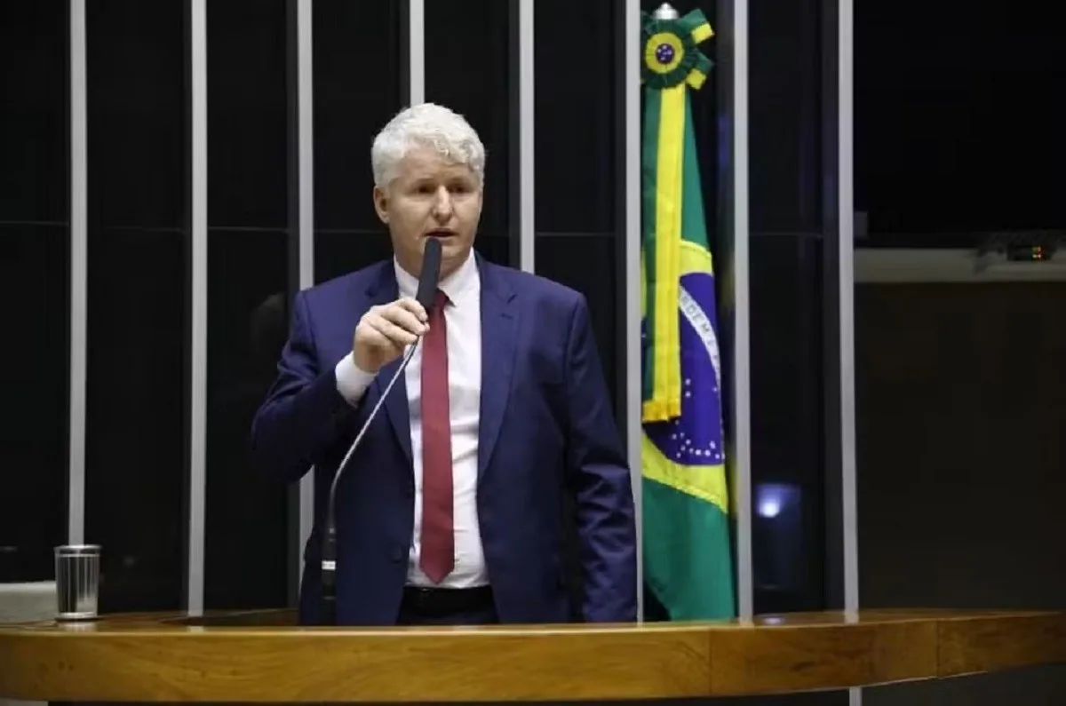 Prefeito de Miraí é denunciado por contratações irregulares de servidores