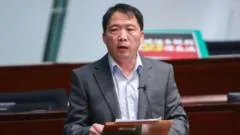 Ativista de Hong Kong é autorizado a permanecer no Reino Unido após ameaça de deportação