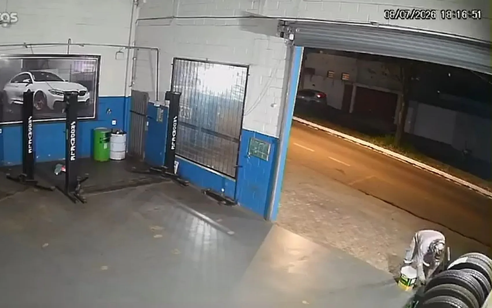 Câmera flagra homem ateando fogo em oficina mecânica após desentendimento em Passos, MG