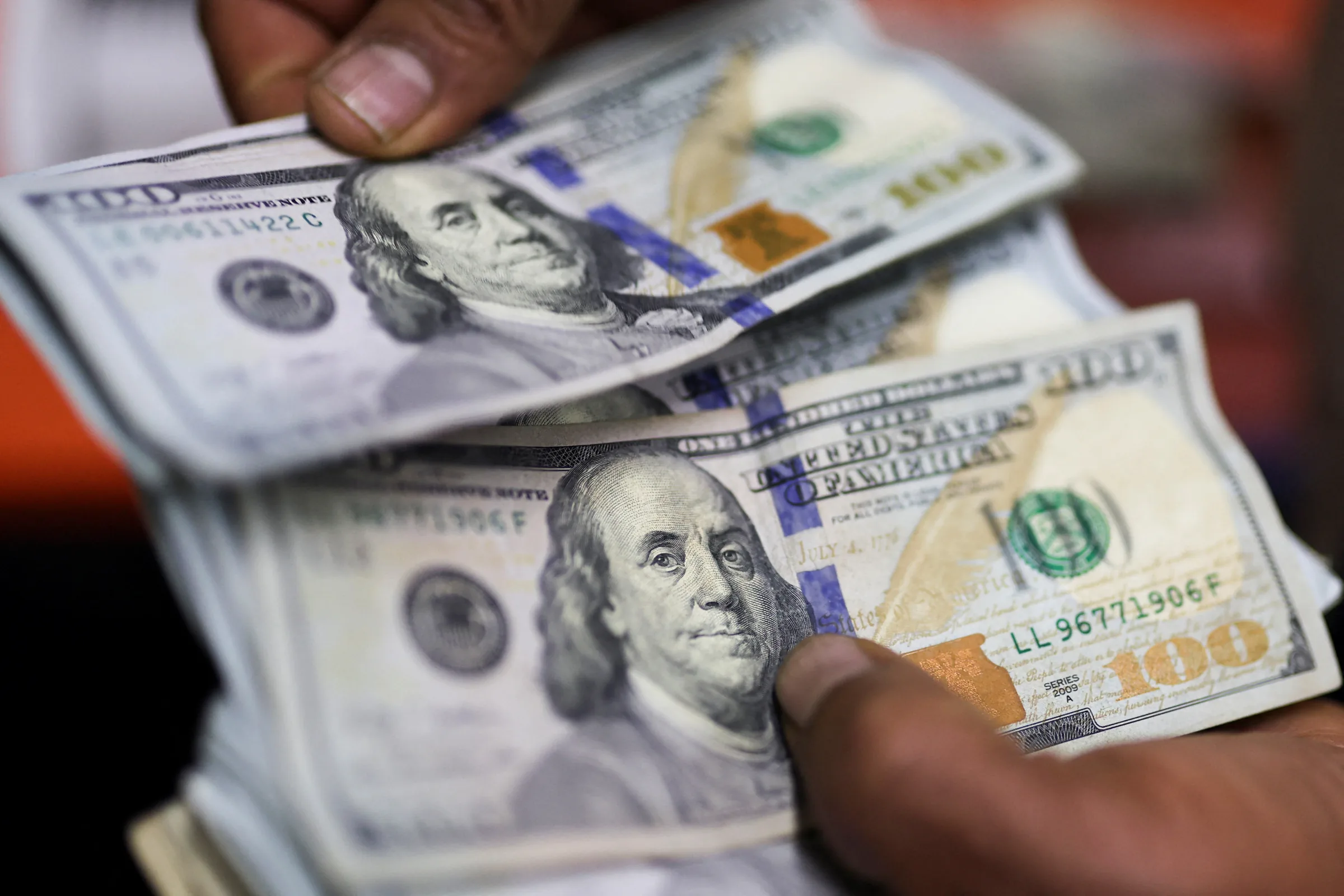 Dólar inicia o dia em leve queda, aguardando decisão do Fed