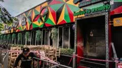 Número de vítimas de incêndio em bar de Bangkok sobe para 30