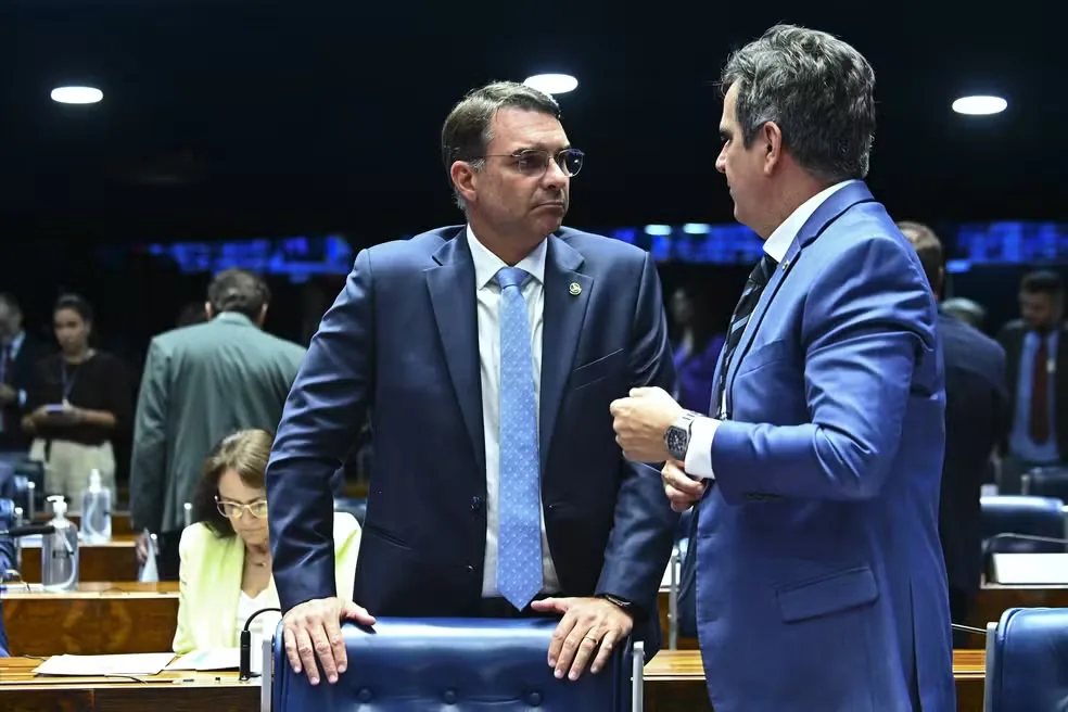 Ciro Nogueira avisa Flávio Bolsonaro que PP e União Brasil ficarão neutros na eleição presidencial