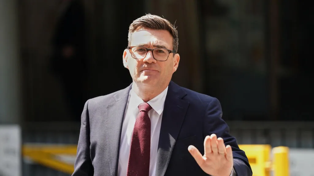 Andy Burnham é eleito líder do Partido Trabalhista e se prepara para assumir como primeiro-ministro do Reino Unido