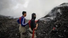 Fogo em aterro na Indonésia completa mais de uma semana