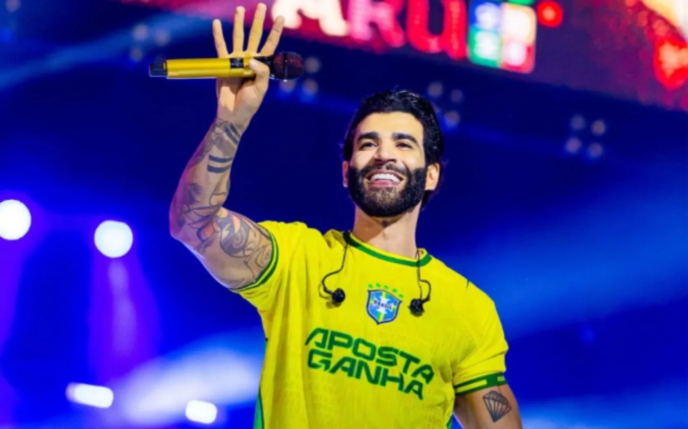 Gusttavo Lima realiza show surpresa em bar de Goiânia