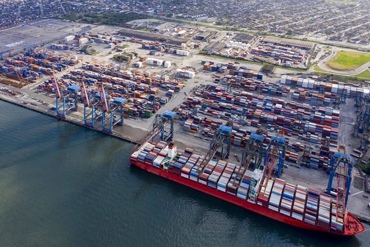 Tarifas dos EUA impulsionam Brasil a buscar novos parceiros comerciais, mas dependência da China gera preocupações