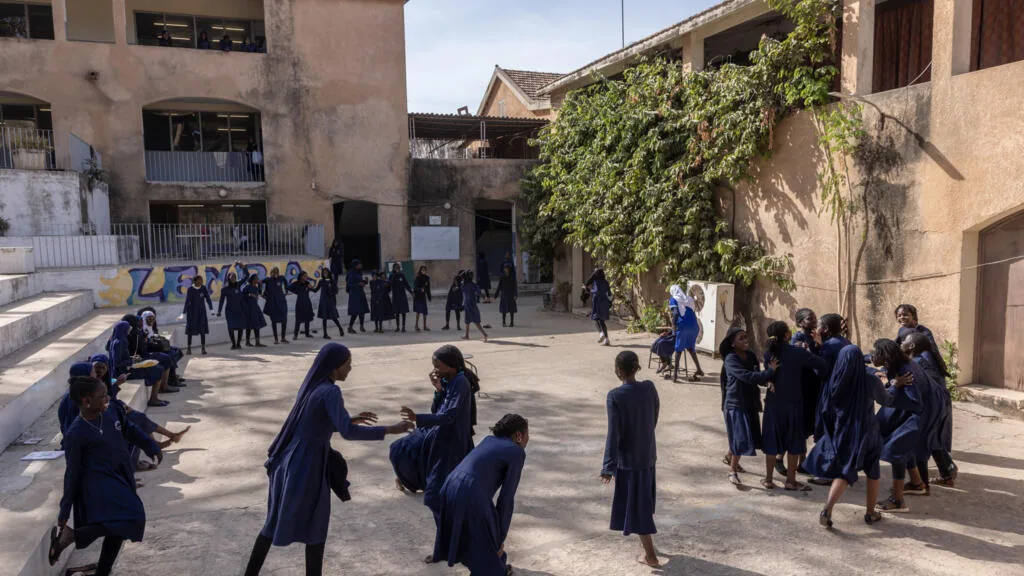 Escola de meninas de elite no Senegal desafia normas patriarcais