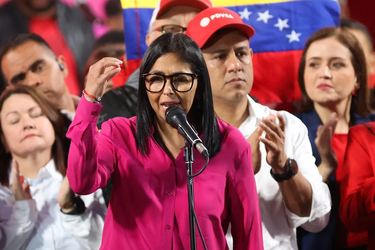Presidente interina da Venezuela afirma manter 'soberania' em acordo petrolífero com os EUA; Trump fala em 'presente' para o povo americano