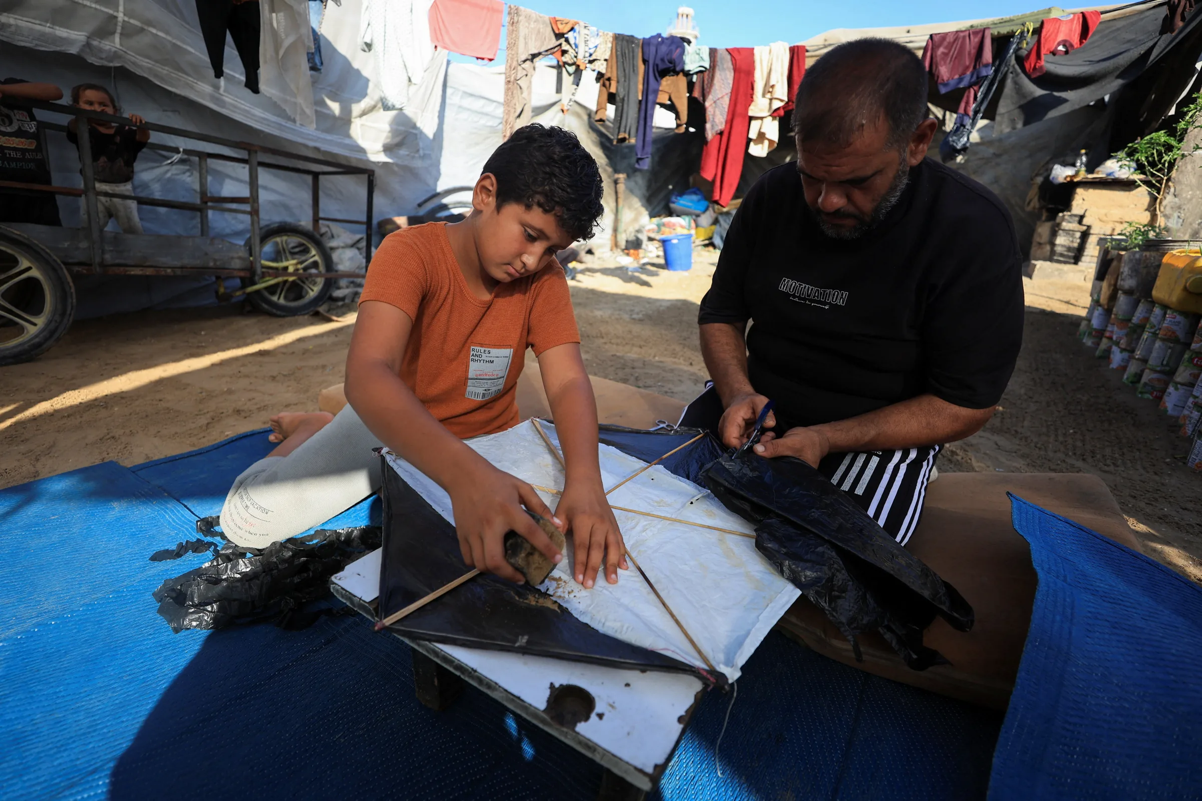 Crianças em Gaza são proibidas de soltar pipas por ameaça de Israel