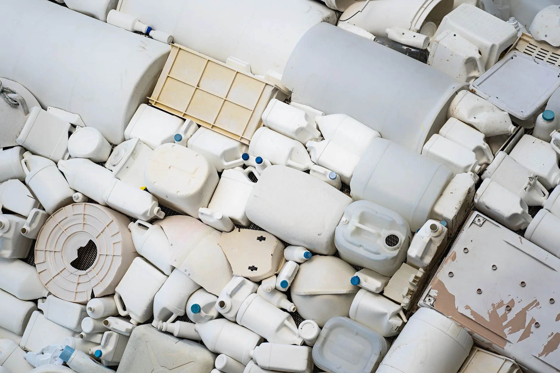 Adesivo biodegradável combate poluição de embalagens recicláveis