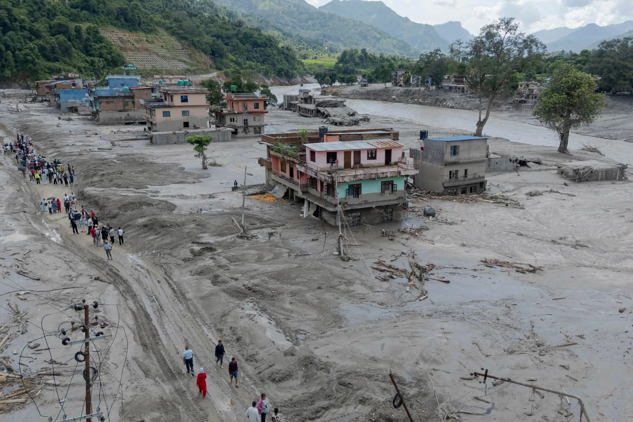 Governo do Nepal volta atrás e aceita ajuda internacional; cerca de 3 mil seguem desaparecidos