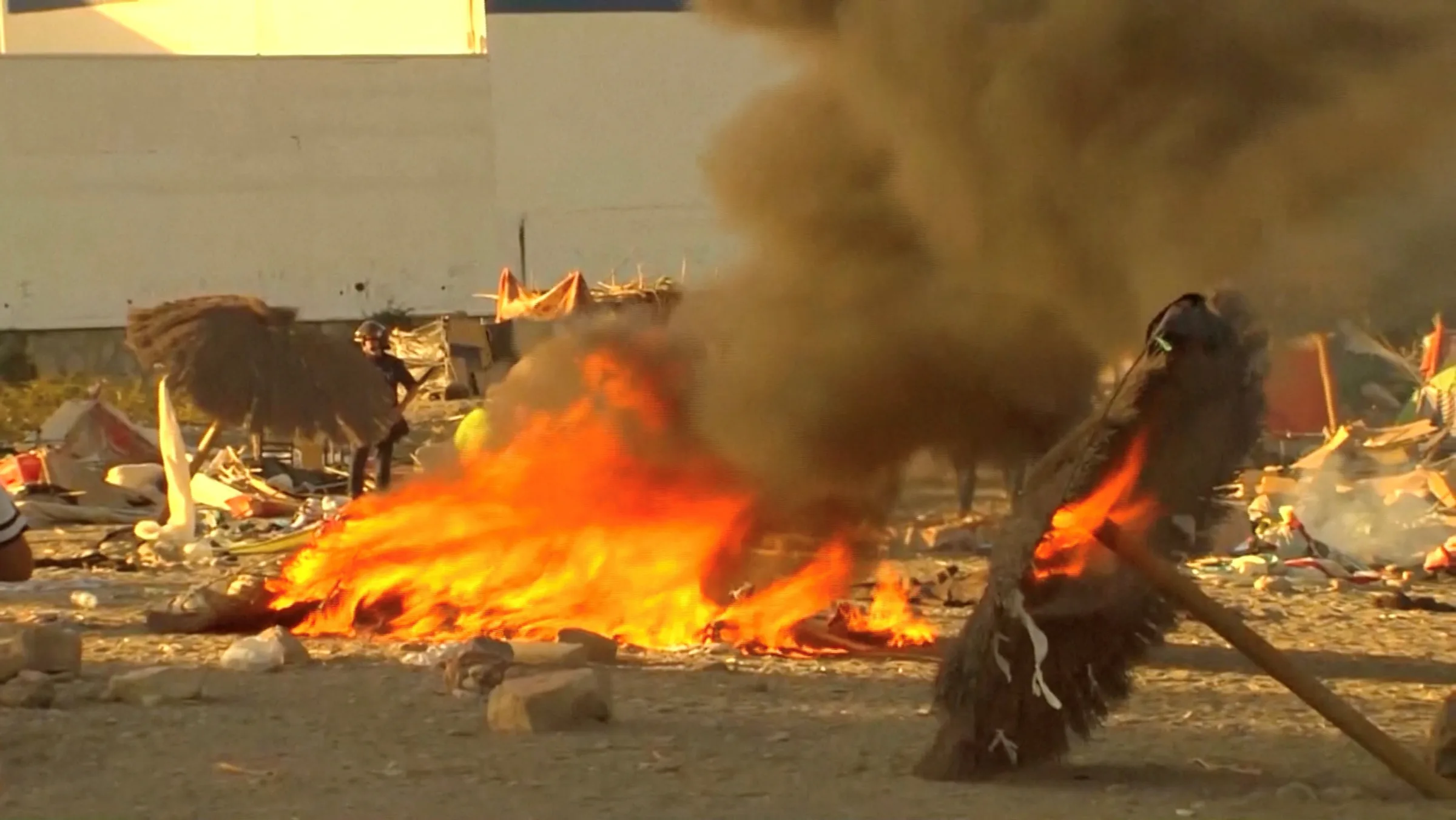 VÍDEO: Moradores destroem acampamento de imigrantes em praia de Ceuta